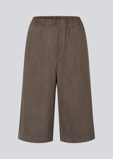 Bermuda shorts in soft faux suede. The BritneyMD Long Shorts are a super cool and edgy style with a knee-length cut, relaxed fit, and elastic waistband - a chic and comfortable must-have for effortless summer looks.
