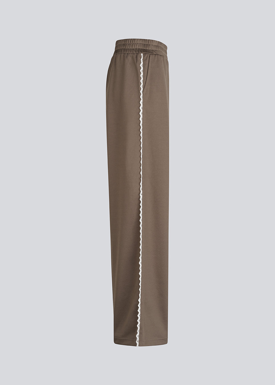 Cool sweatpants with wide legs. The BrynhildMD Pants feature an elastic waistband and combine comfort with a sporty, sleek look – a trendy and effortless must-have for casual outfits.