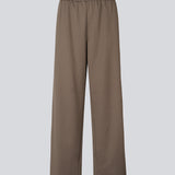 Cool sweatpants with wide legs. The BrynhildMD Pants feature an elastic waistband and combine comfort with a sporty, sleek look – a trendy and effortless must-have for casual outfits.