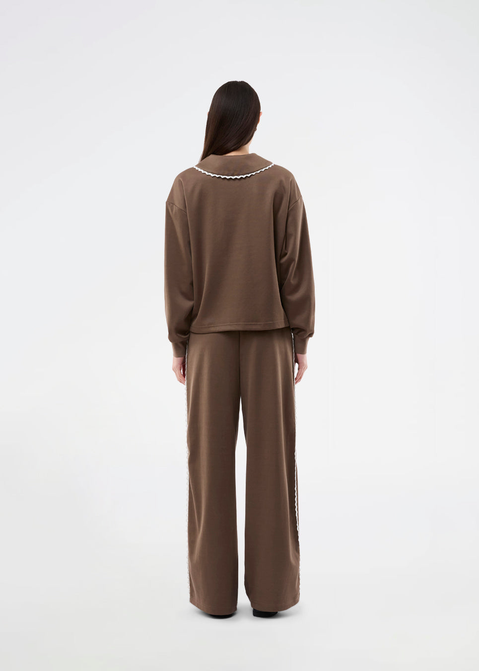 Cool sweatpants with wide legs. The BrynhildMD Pants feature an elastic waistband and combine comfort with a sporty, sleek look – a trendy and effortless must-have for casual outfits.