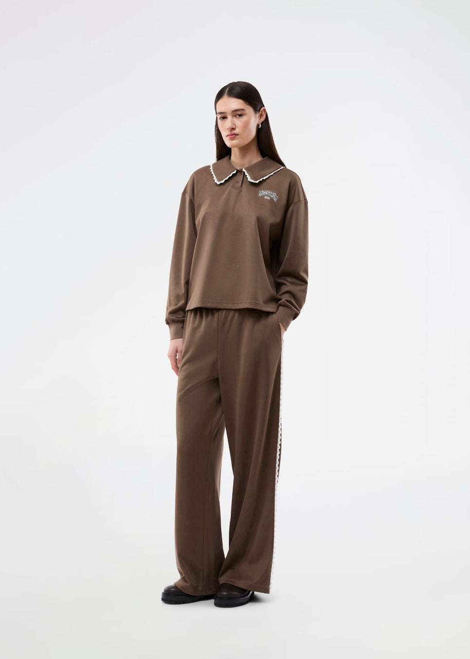Cool sweatpants with wide legs. The BrynhildMD Pants feature an elastic waistband and combine comfort with a sporty, sleek look – a trendy and effortless must-have for casual outfits.