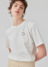 Classic t-shirt in organic cotton. CadakMD print t-shirt has a round neck and short sleeves, along with a printed logo in front. The model is 177 cm and wears a size S/36.