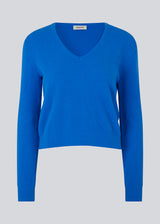 Fine-knit in blue designed with a v-neckline and long sleeves. CammyMD v-neck is a pullover with a more slim fit.