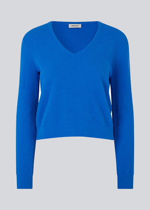 Fine-knit in blue designed with a v-neckline and long sleeves. CammyMD v-neck is a pullover with a more slim fit.