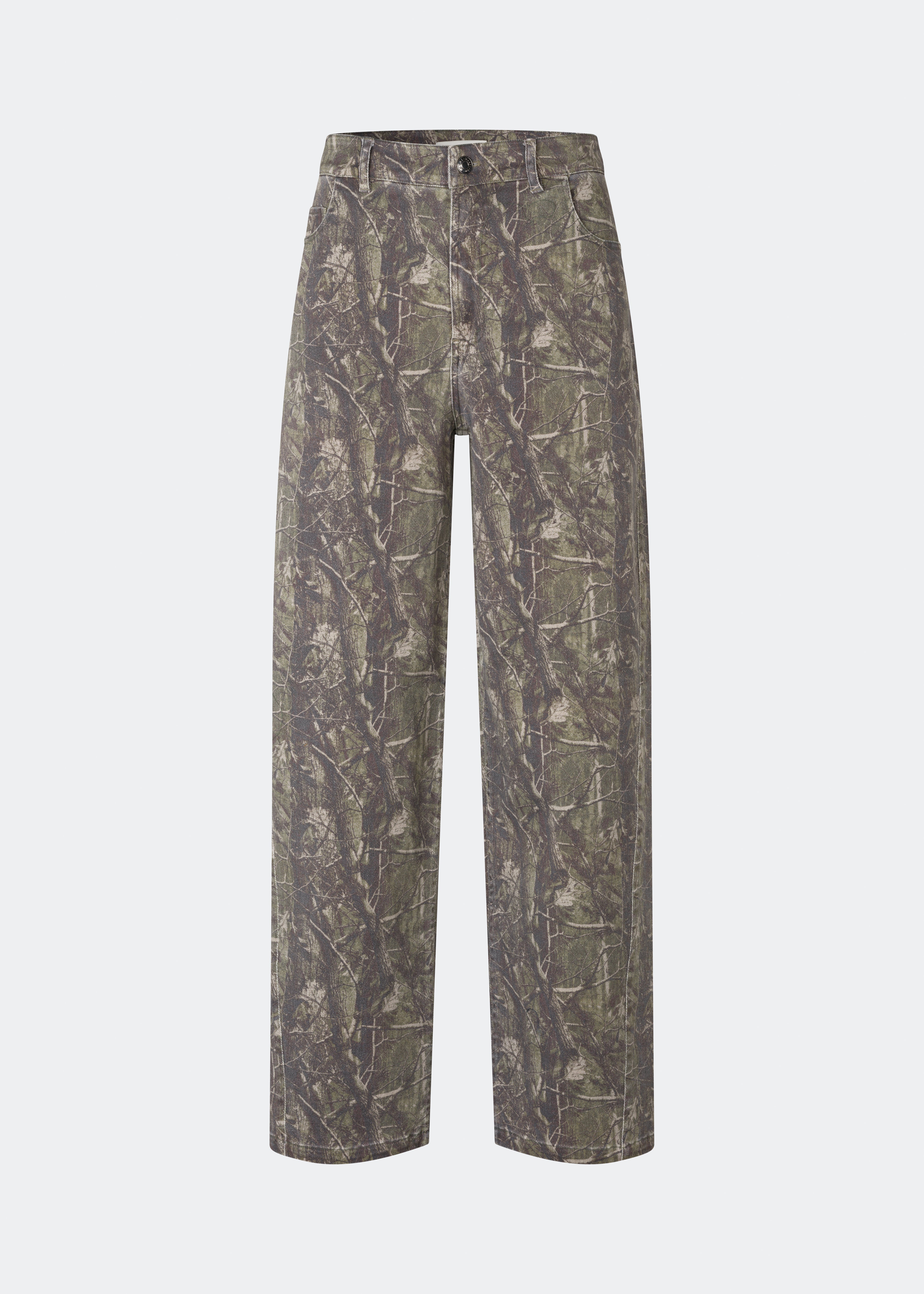 Jeans featuring a bold camouflage print and a relaxed straight-leg fit. CartonMD Print Jeans are designed with a high waist, classic five-pocket styling, belt loops, and a zip fly with button closure. The all-over print creates a modern statement look, while the straight silhouette makes them easy to style for both everyday wear and seasonal trends.