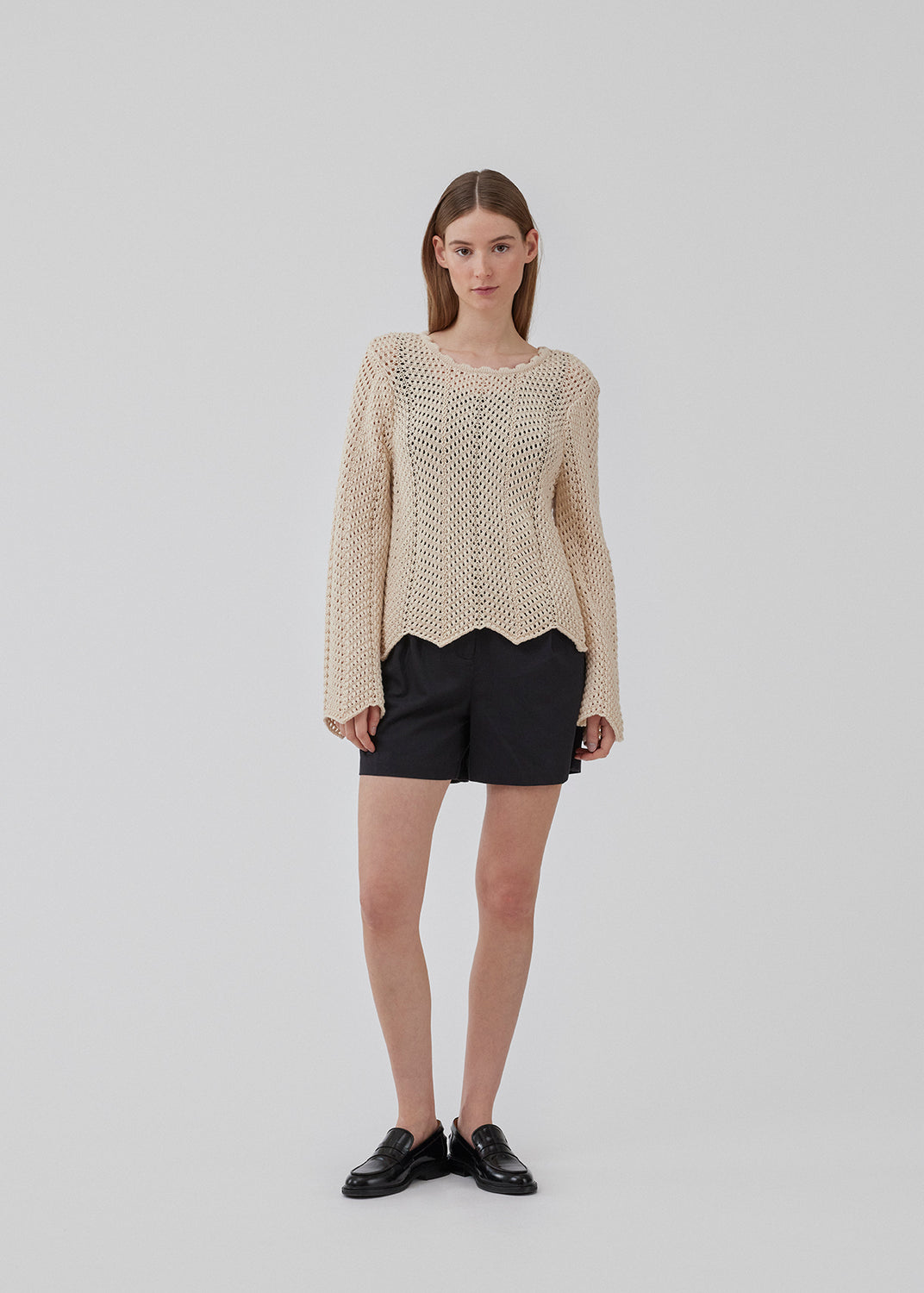 Jumper in beige in crocheted style made from soft organic cotton. CaryMD o-neck has a relaxed fit with a round neck with a wavy hem, long wide sleeves, and detailed finishes. The model is 175 cm and wears a size S/36.