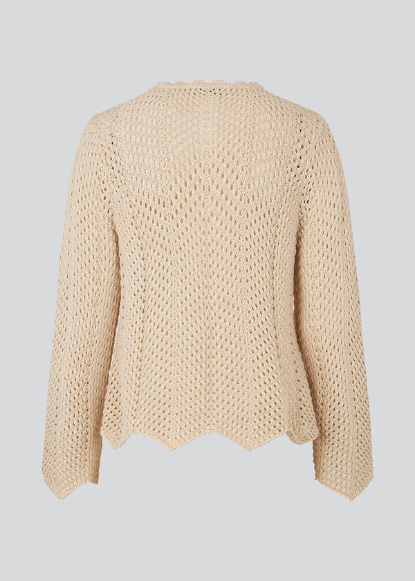 Jumper in crocheted style made from a soft organic cotton. CaryMD o-neck has a relaxed fit with a round neck with wavy hem, long wide sleeves and detailed finishes. The model is 175 cm and wears a size S/36.