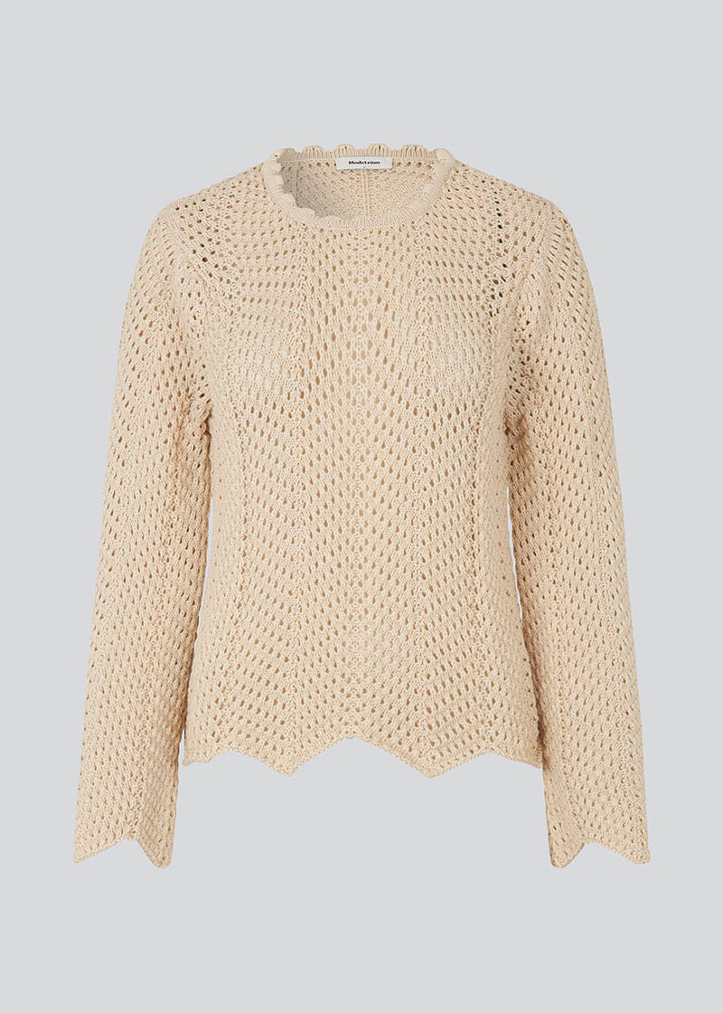 Jumper in crocheted style made from a soft organic cotton. CaryMD o-neck has a relaxed fit with a round neck with wavy hem, long wide sleeves and detailed finishes. The model is 175 cm and wears a size S/36.
