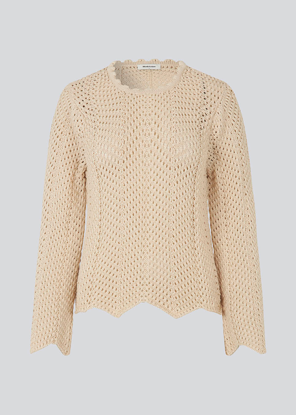 Jumper in crocheted style made from a soft organic cotton. CaryMD o-neck has a relaxed fit with a round neck with wavy hem, long wide sleeves and detailed finishes. The model is 175 cm and wears a size S/36.