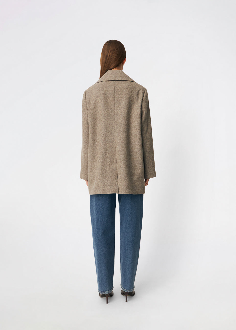 The Cecarmd Jacket is a classic double-breasted jacket with a relaxed oversized fit. Designed with wide lapels, flap pockets, and a detachable flower brooch, it combines timeless tailoring with a feminine decorative detail. Crafted from a soft wool blend, it works perfectly as a transitional jacket or as an elegant layer over knitwear and tailored looks throughout the season.