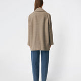 The Cecarmd Jacket is a classic double-breasted jacket with a relaxed oversized fit. Designed with wide lapels, flap pockets, and a detachable flower brooch, it combines timeless tailoring with a feminine decorative detail. Crafted from a soft wool blend, it works perfectly as a transitional jacket or as an elegant layer over knitwear and tailored looks throughout the season.