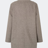 The Cecarmd Jacket is a classic double-breasted jacket with a relaxed oversized fit. Designed with wide lapels, flap pockets, and a detachable flower brooch, it combines timeless tailoring with a feminine decorative detail. Crafted from a soft wool blend, it works perfectly as a transitional jacket or as an elegant layer over knitwear and tailored looks throughout the season.
