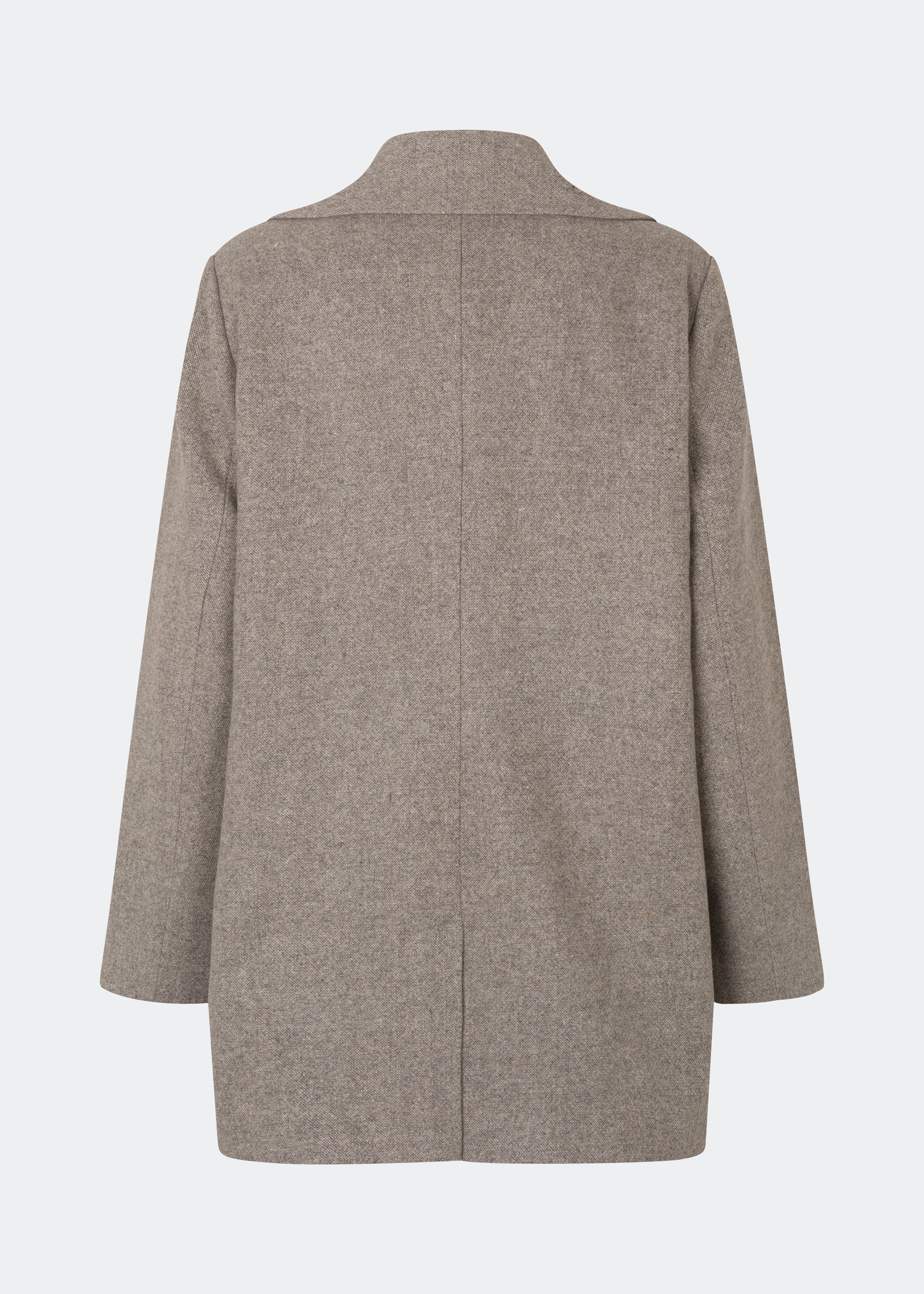 The Cecarmd Jacket is a classic double-breasted jacket with a relaxed oversized fit. Designed with wide lapels, flap pockets, and a detachable flower brooch, it combines timeless tailoring with a feminine decorative detail. Crafted from a soft wool blend, it works perfectly as a transitional jacket or as an elegant layer over knitwear and tailored looks throughout the season.