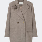 The Cecarmd Jacket is a classic double-breasted jacket with a relaxed oversized fit. Designed with wide lapels, flap pockets, and a detachable flower brooch, it combines timeless tailoring with a feminine decorative detail. Crafted from a soft wool blend, it works perfectly as a transitional jacket or as an elegant layer over knitwear and tailored looks throughout the season.