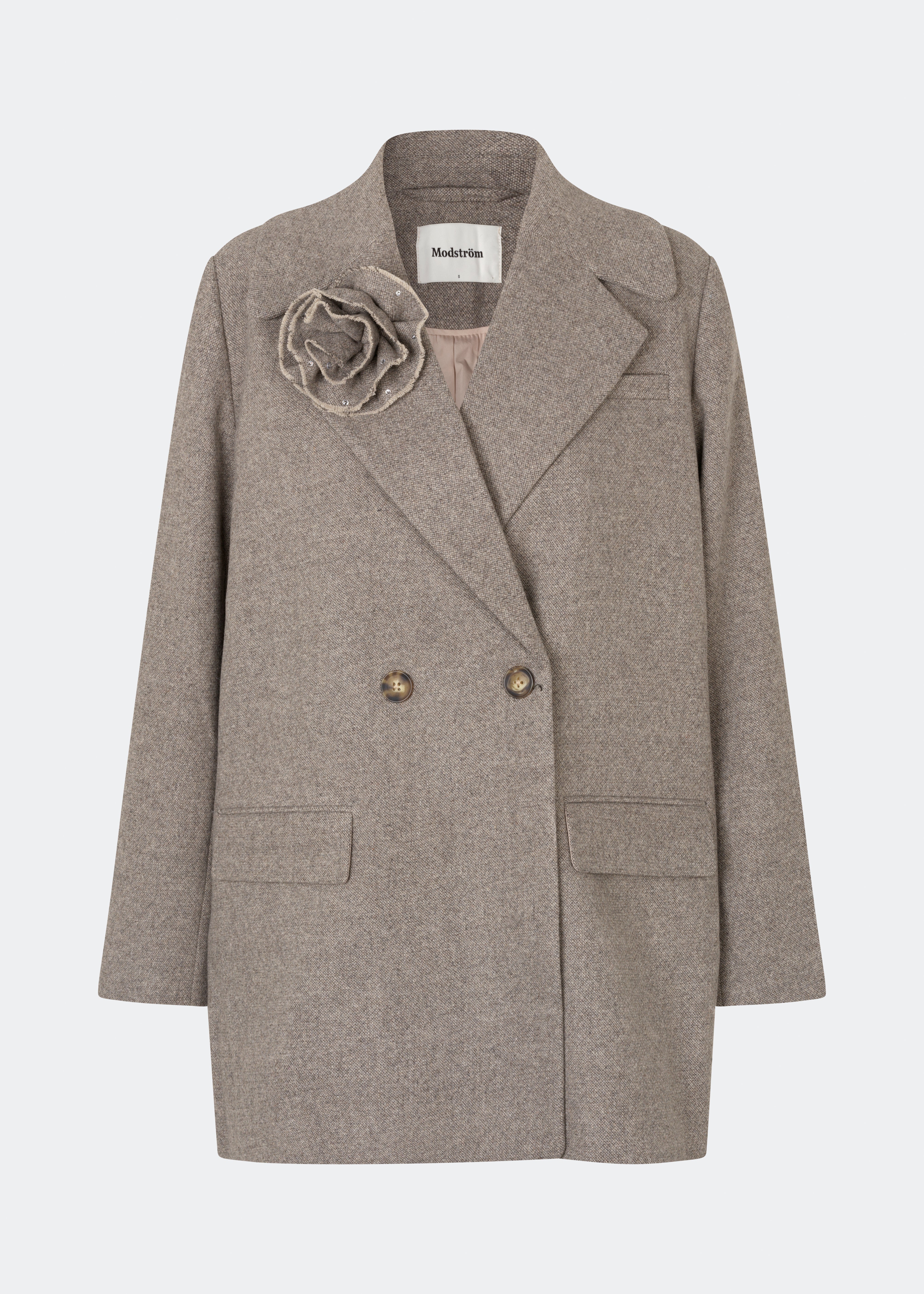 The Cecarmd Jacket is a classic double-breasted jacket with a relaxed oversized fit. Designed with wide lapels, flap pockets, and a detachable flower brooch, it combines timeless tailoring with a feminine decorative detail. Crafted from a soft wool blend, it works perfectly as a transitional jacket or as an elegant layer over knitwear and tailored looks throughout the season.