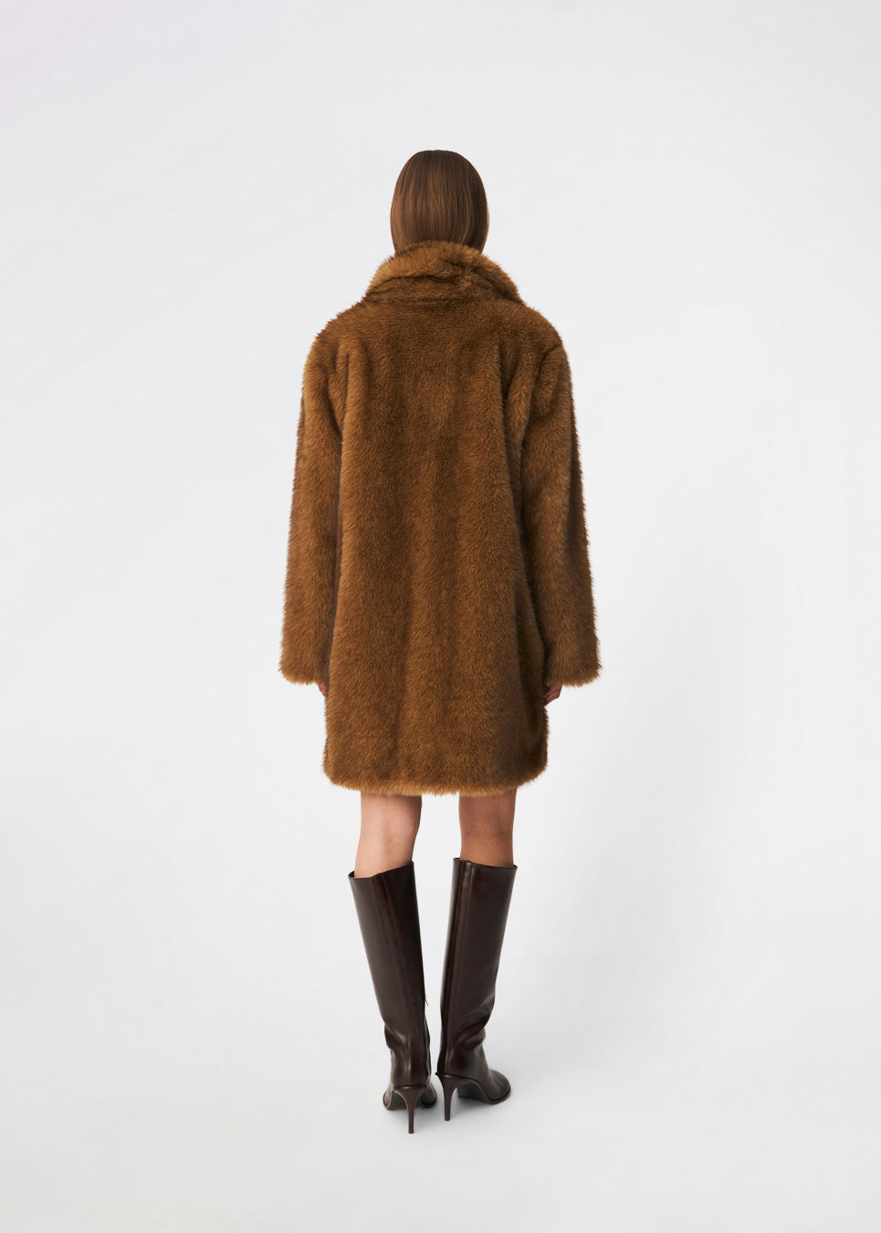 Textured faux-fur coat with a wide collar, button closure, side pockets and a straight, knee-length silhouette. Wear it over a mini dress or with denim. The model is 175 cm tall and is wearing a size S/36.