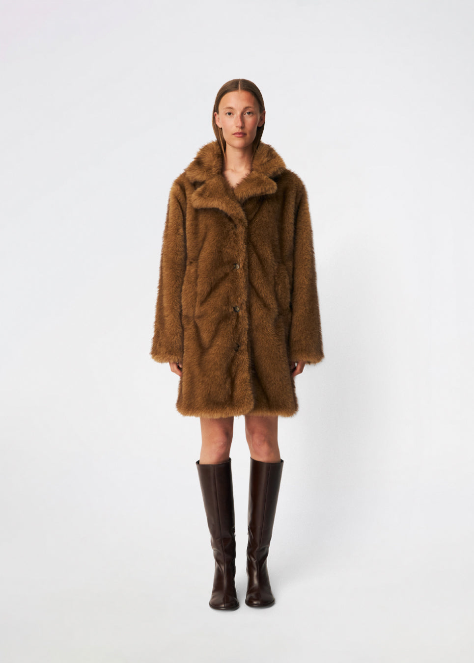 Textured faux-fur coat with a wide collar, button closure, side pockets and a straight, knee-length silhouette. Wear it over a mini dress or with denim. The model is 175 cm tall and is wearing a size S/36.