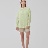 Easy-fitting shirt in bright green with a relaxed fit in an EcoVero viscose blend. ChristopherMD shirt has a collar, long sleeves with cuff. Button closure in front.