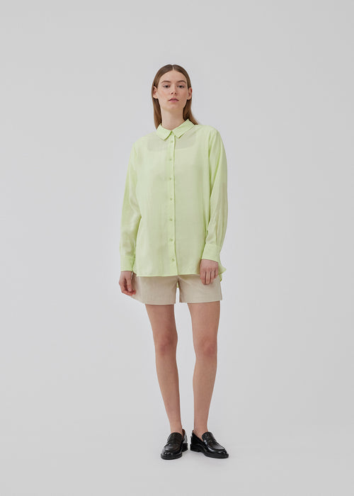 Easy-fitting shirt in bright green with a relaxed fit in an EcoVero viscose blend. ChristopherMD shirt has a collar, long sleeves with cuff. Button closure in front.