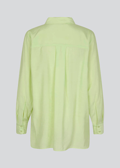 Easy-fitting shirt in bright green with a relaxed fit in an EcoVero viscose blend. ChristopherMD shirt has a collar, long sleeves with cuff. Button closure in front.