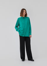 Easy-fitting shirt in green with a relaxed fit in an EcoVero viscose blend. ChristopherMD shirt has a collar, long sleeves with cuff. Button closure in front.