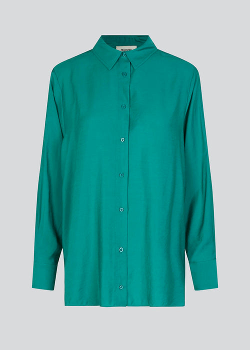 Easy-fitting shirt in green with a relaxed fit in an EcoVero viscose blend. ChristopherMD shirt has a collar, long sleeves with cuff. Button closure in front.