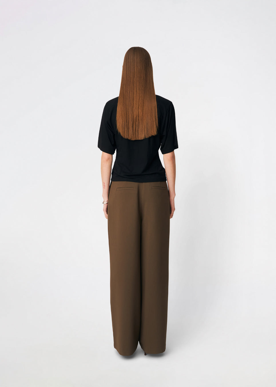 Classic T-shirt crafted from a soft and comfortable fabric. Ciliane T-shirt features a gently fitted silhouette with a crew neckline, short sleeves, and built-in shoulder pads that create a modern, structured look. Its clean, timeless design makes it a versatile wardrobe essential, perfect to wear on its own or layered under jackets, knitwear, and blazers.