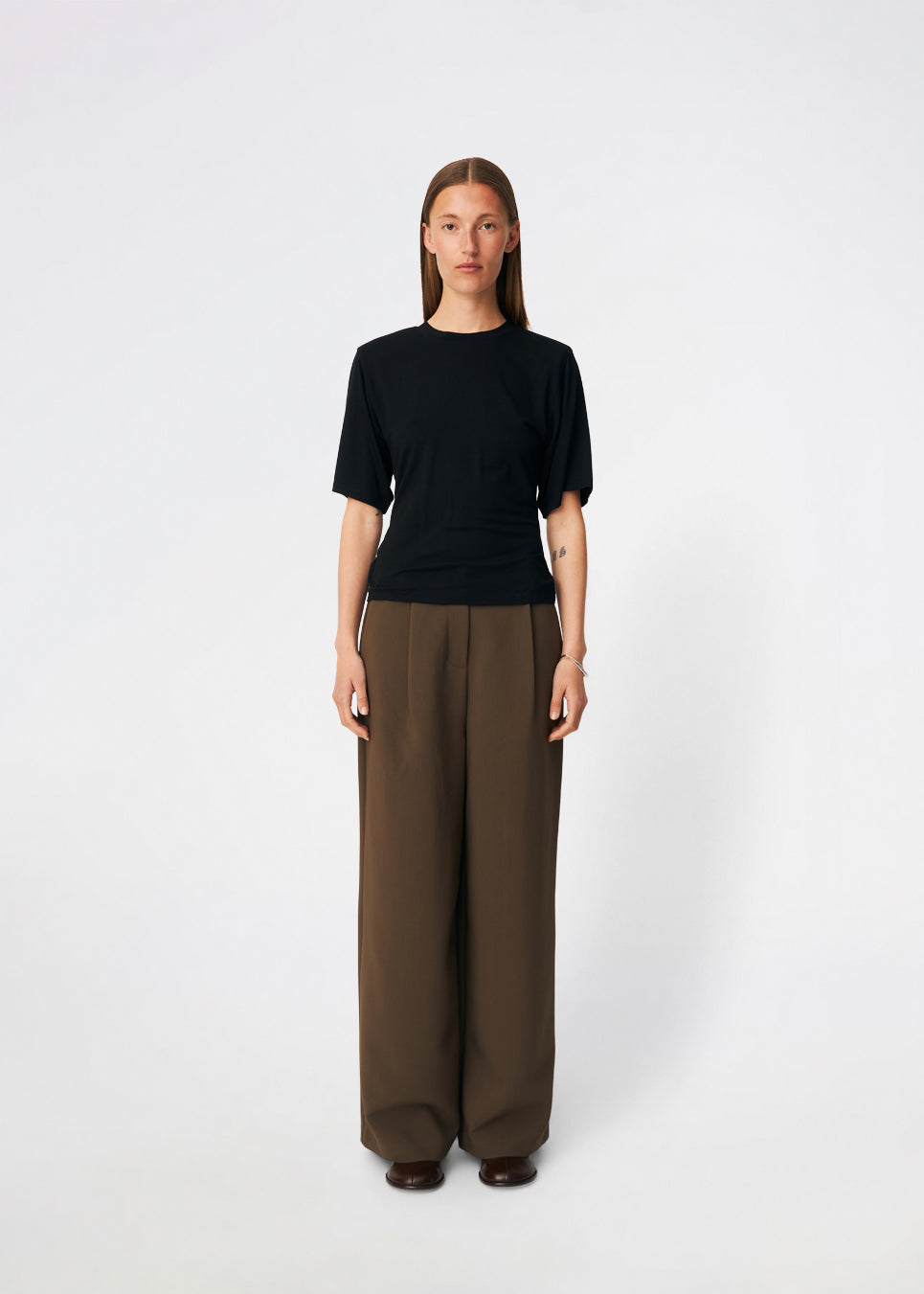 Classic T-shirt crafted from a soft and comfortable fabric. Ciliane T-shirt features a gently fitted silhouette with a crew neckline, short sleeves, and built-in shoulder pads that create a modern, structured look. Its clean, timeless design makes it a versatile wardrobe essential, perfect to wear on its own or layered under jackets, knitwear, and blazers.