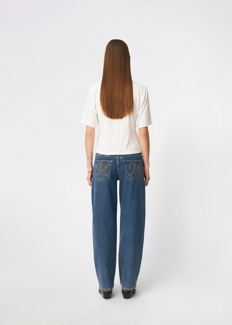 Classic T-shirt crafted from a soft and comfortable fabric. Ciliane T-shirt features a gently fitted silhouette with a crew neckline, short sleeves, and built-in shoulder pads that create a modern, structured look. Its clean, timeless design makes it a versatile wardrobe essential, perfect to wear on its own or layered under jackets, knitwear, and blazers.