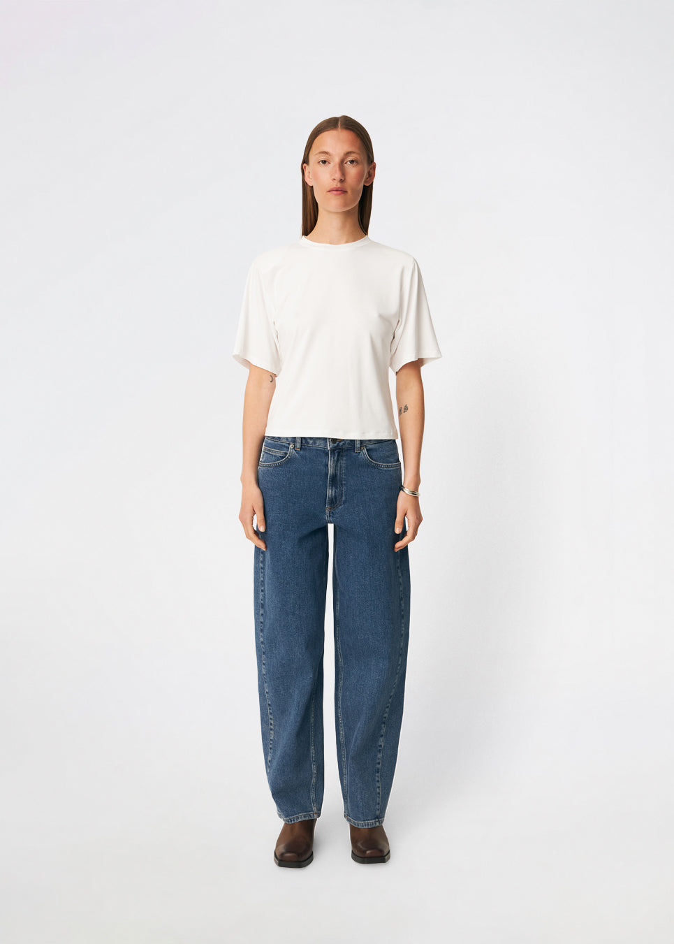 Classic T-shirt crafted from a soft and comfortable fabric. Ciliane T-shirt features a gently fitted silhouette with a crew neckline, short sleeves, and built-in shoulder pads that create a modern, structured look. Its clean, timeless design makes it a versatile wardrobe essential, perfect to wear on its own or layered under jackets, knitwear, and blazers.