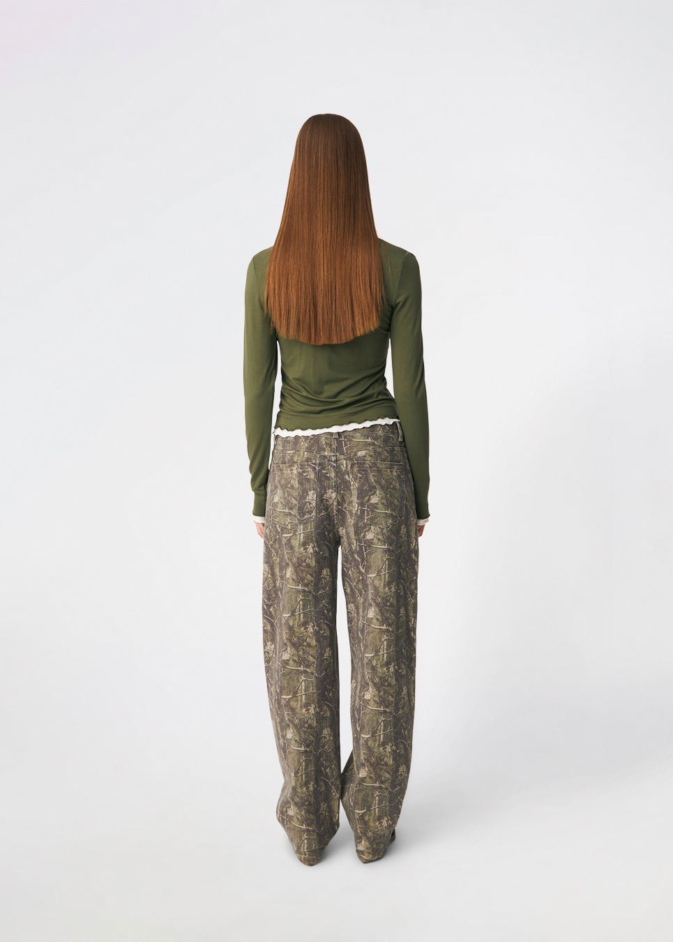 Long-sleeved T-shirt crafted from a soft and comfortable fabric. CiljaMD LS T-shirt features a fitted silhouette with a crew neckline and contrasting trims at the neckline, cuffs, and hem, creating a layered look. The delicate lettuce-edge finish adds a feminine touch, making it perfect to wear on its own or layered under knitwear, shirts, or jackets.