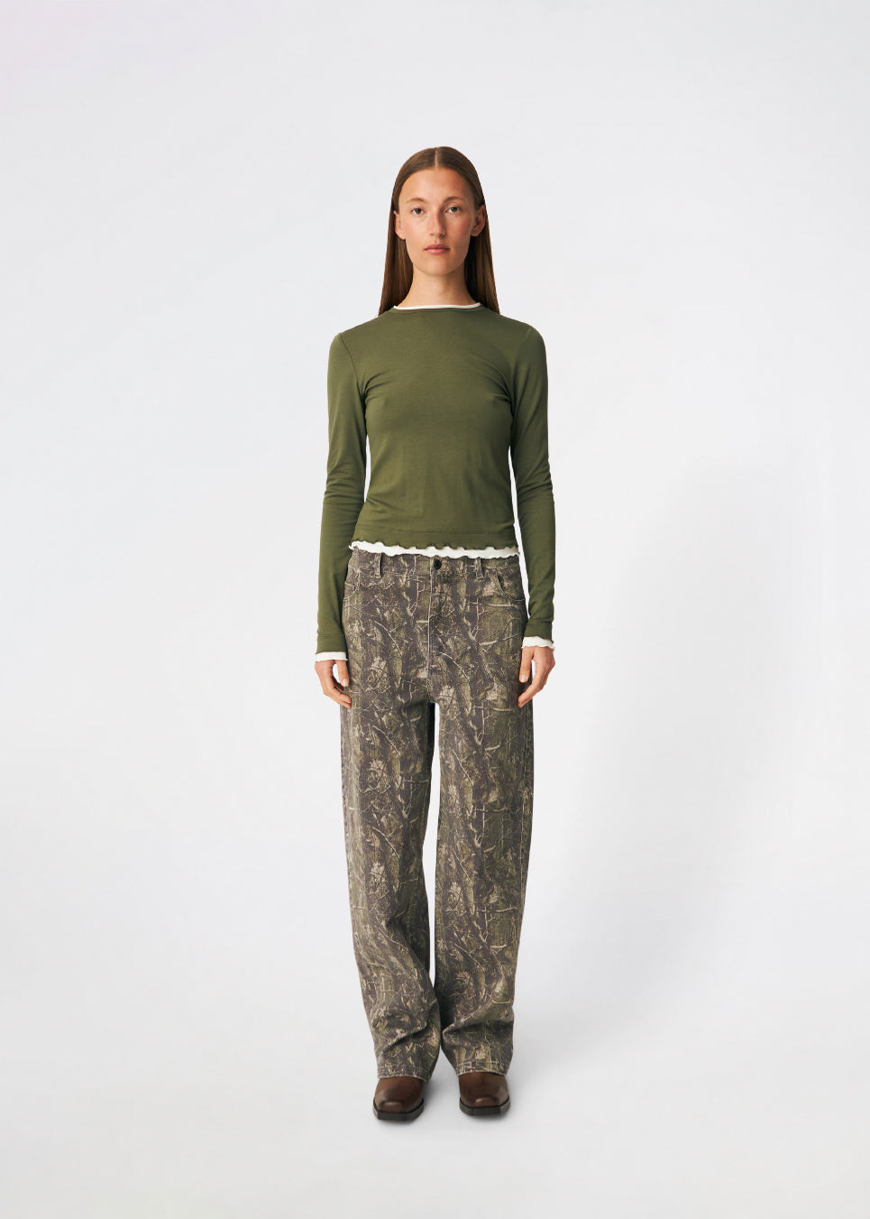 Long-sleeved T-shirt crafted from a soft and comfortable fabric. CiljaMD LS T-shirt features a fitted silhouette with a crew neckline and contrasting trims at the neckline, cuffs, and hem, creating a layered look. The delicate lettuce-edge finish adds a feminine touch, making it perfect to wear on its own or layered under knitwear, shirts, or jackets.