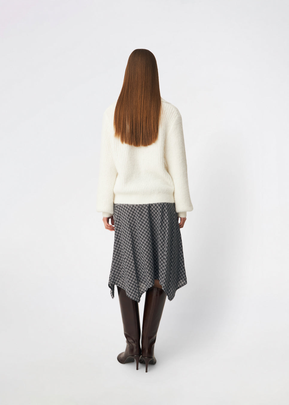 Soft and feminine knitted sweater with delicate crochet detailing. Cillamd V-neck is designed in a relaxed fit with a V-neckline, wide collar, and decorative crochet panels across the shoulders for a romantic touch. The voluminous sleeves and soft knit quality make it a comfortable wardrobe favourite that pairs effortlessly with jeans, tailored trousers, and skirts.