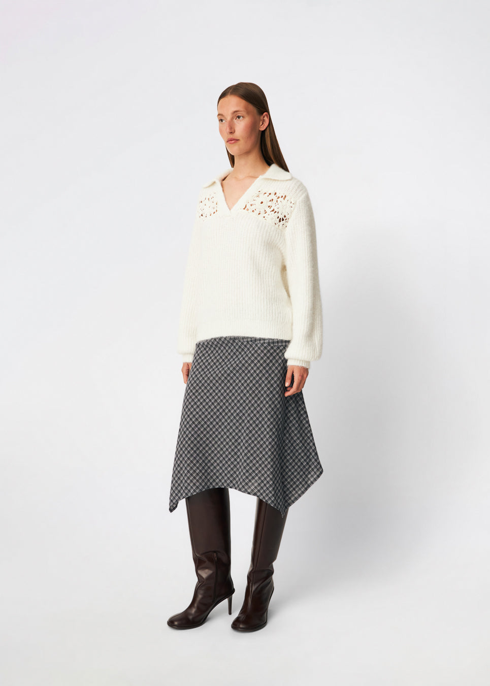 Soft and feminine knitted sweater with delicate crochet detailing. Cillamd V-neck is designed in a relaxed fit with a V-neckline, wide collar, and decorative crochet panels across the shoulders for a romantic touch. The voluminous sleeves and soft knit quality make it a comfortable wardrobe favourite that pairs effortlessly with jeans, tailored trousers, and skirts.