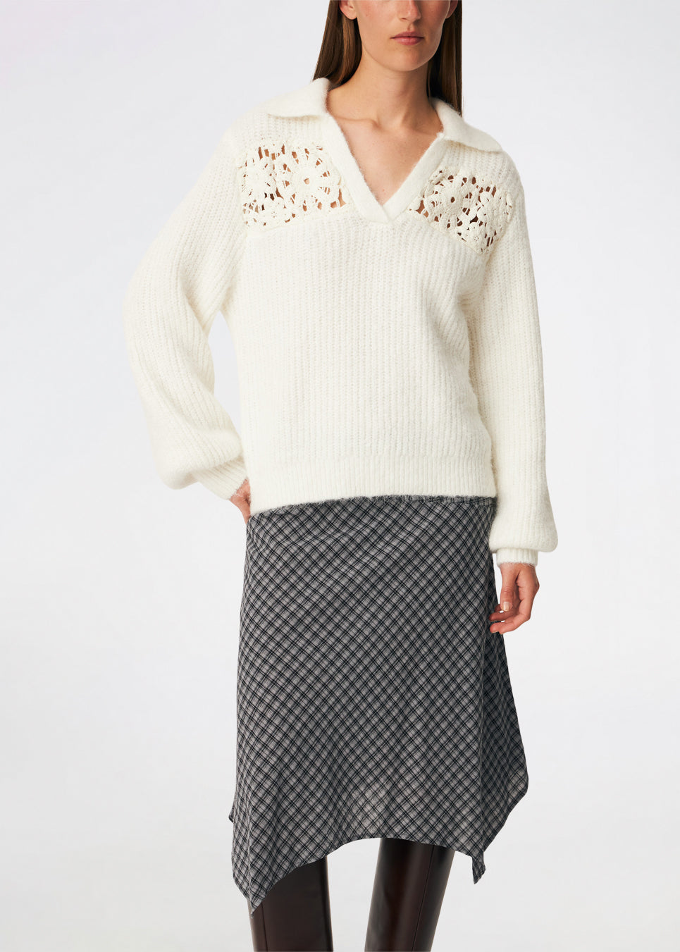 Soft and feminine knitted sweater with delicate crochet detailing. Cillamd V-neck is designed in a relaxed fit with a V-neckline, wide collar, and decorative crochet panels across the shoulders for a romantic touch. The voluminous sleeves and soft knit quality make it a comfortable wardrobe favourite that pairs effortlessly with jeans, tailored trousers, and skirts.