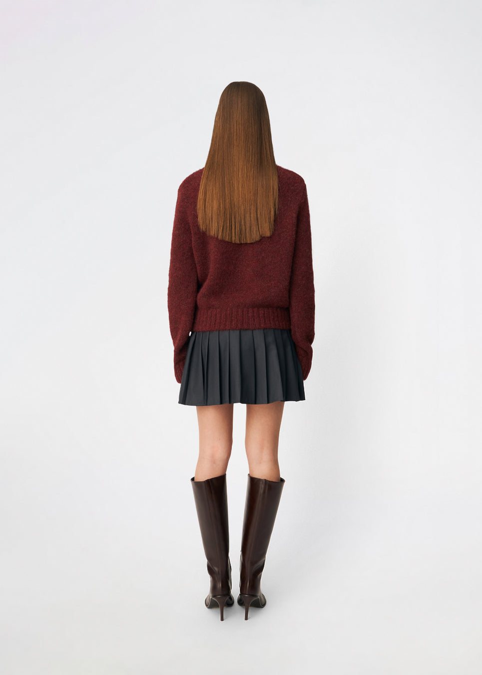 Pleated mini skirt with a modern, preppy aesthetic. Cirkelinemd skirt features a low-rise waist with a wrap-inspired design, decorative strap detail, and crisp pleats that create beautiful movement and volume. The mini length and tailored silhouette make it a versatile piece for both everyday styling and more elevated occasions. Pair it with a shirt, knitwear, or a simple top for a timeless look.