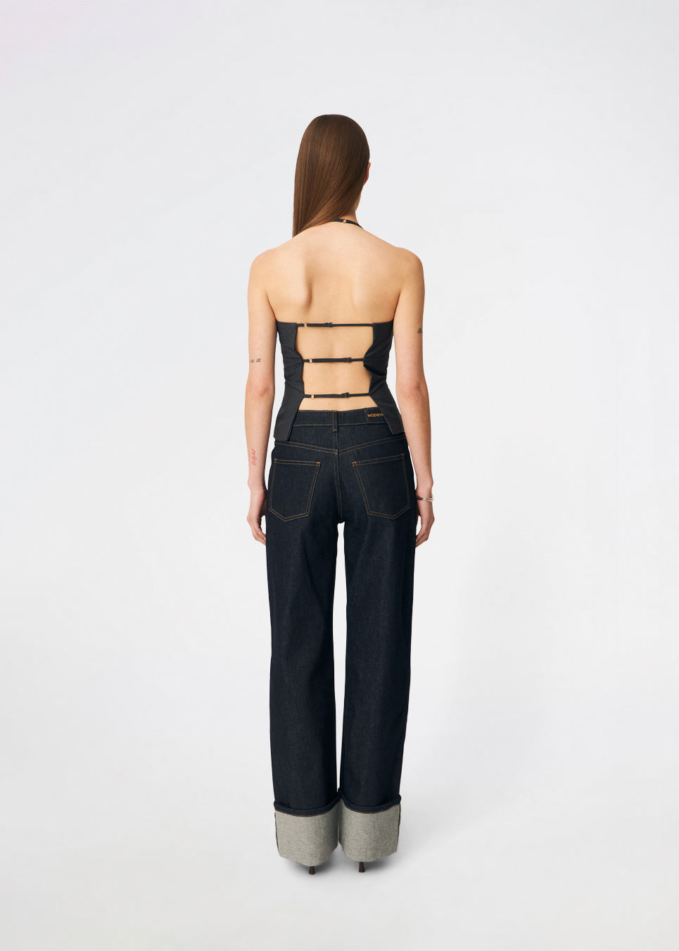 Elegant halterneck top with a modern look. Cirkelinemd top is made from 80% recycled polyester and designed with a flattering fit, a halterneck neckline, and a striking open back with adjustable straps. The feminine silhouette makes it perfect for both special occasions and elevated everyday styling.