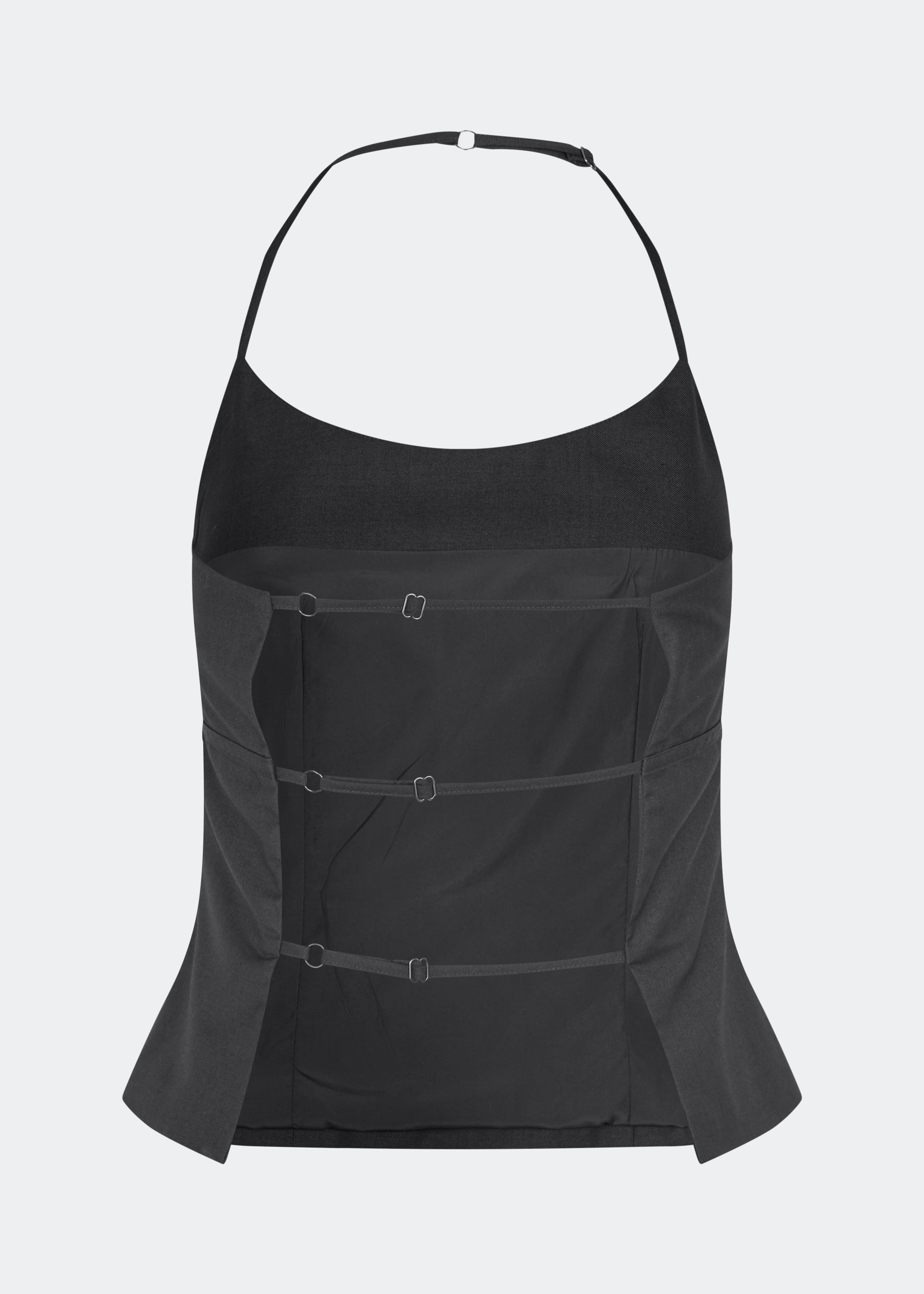 Elegant halterneck top with a modern look. Cirkelinemd top is made from 80% recycled polyester and designed with a flattering fit, a halterneck neckline, and a striking open back with adjustable straps. The feminine silhouette makes it perfect for both special occasions and elevated everyday styling.