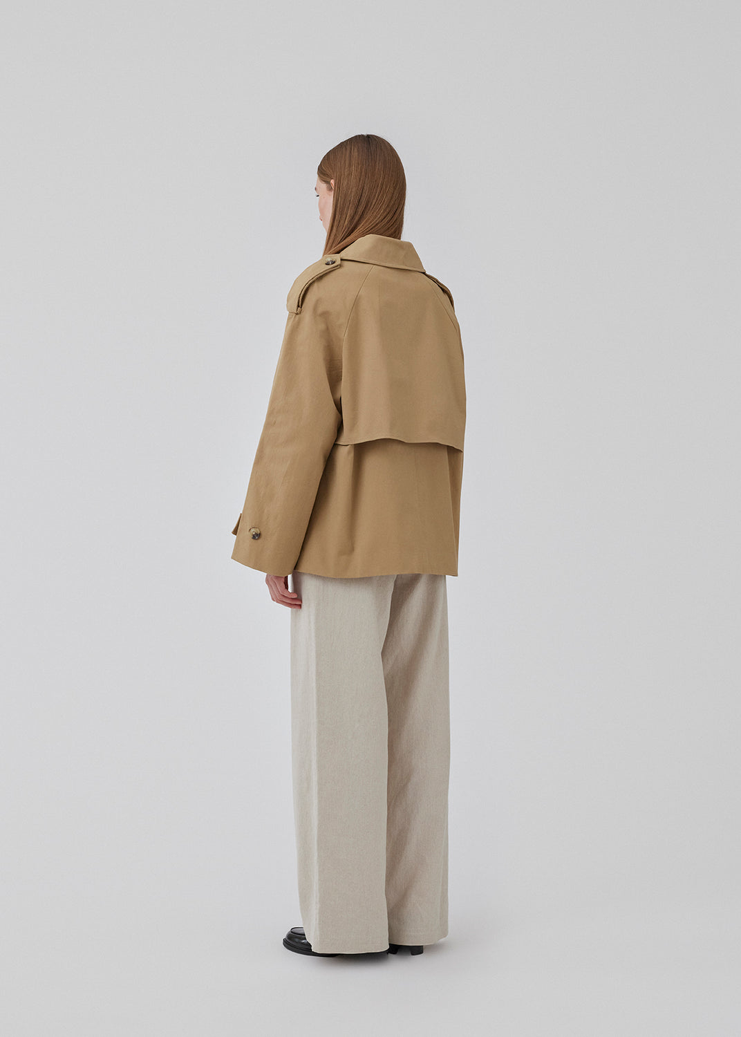 Short trench coat in beige in a cotton quality with concealed buttons down the front. Clara jacket has an oversized silhouette and classic details. Lined.