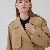Short trench coat in beige in a cotton quality with concealed buttons down the front. Clara jacket has an oversized silhouette and classic details. Lined.