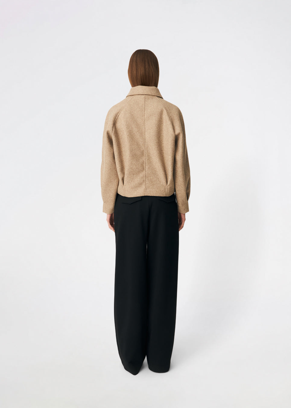 Short jacket with a timeless, sophisticated aesthetic. Cleamd jacket features a relaxed, slightly boxy silhouette with a double-breasted button closure, classic collar, and raglan sleeves for a soft and comfortable fit. Discreet side pockets and clean lines enhance the minimalist design, while the cropped length makes it perfect for both everyday wear and more polished looks.