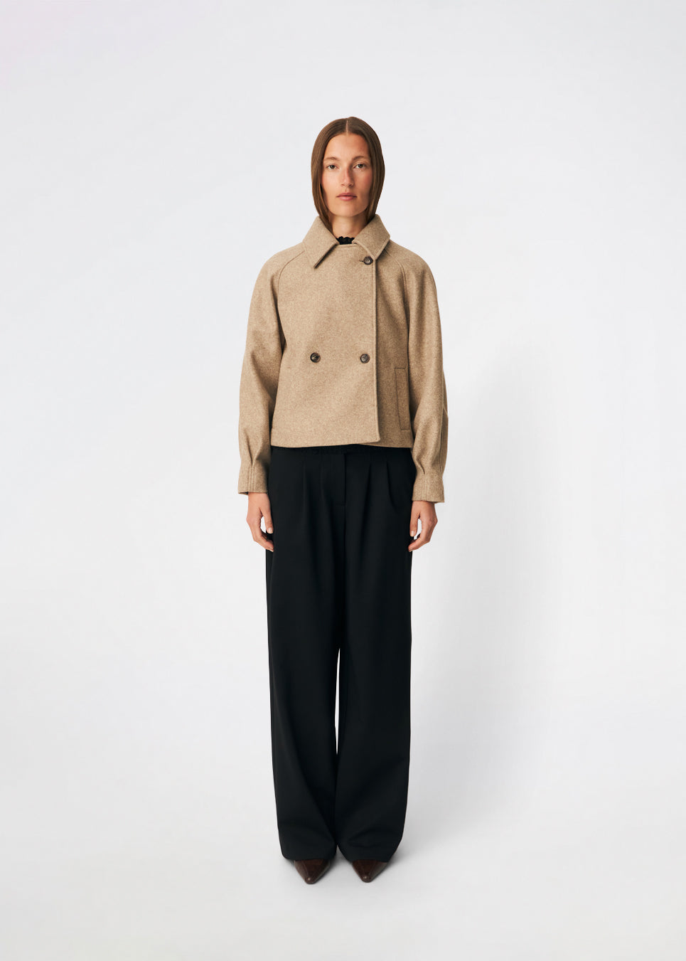 Short jacket with a timeless, sophisticated aesthetic. Cleamd jacket features a relaxed, slightly boxy silhouette with a double-breasted button closure, classic collar, and raglan sleeves for a soft and comfortable fit. Discreet side pockets and clean lines enhance the minimalist design, while the cropped length makes it perfect for both everyday wear and more polished looks.