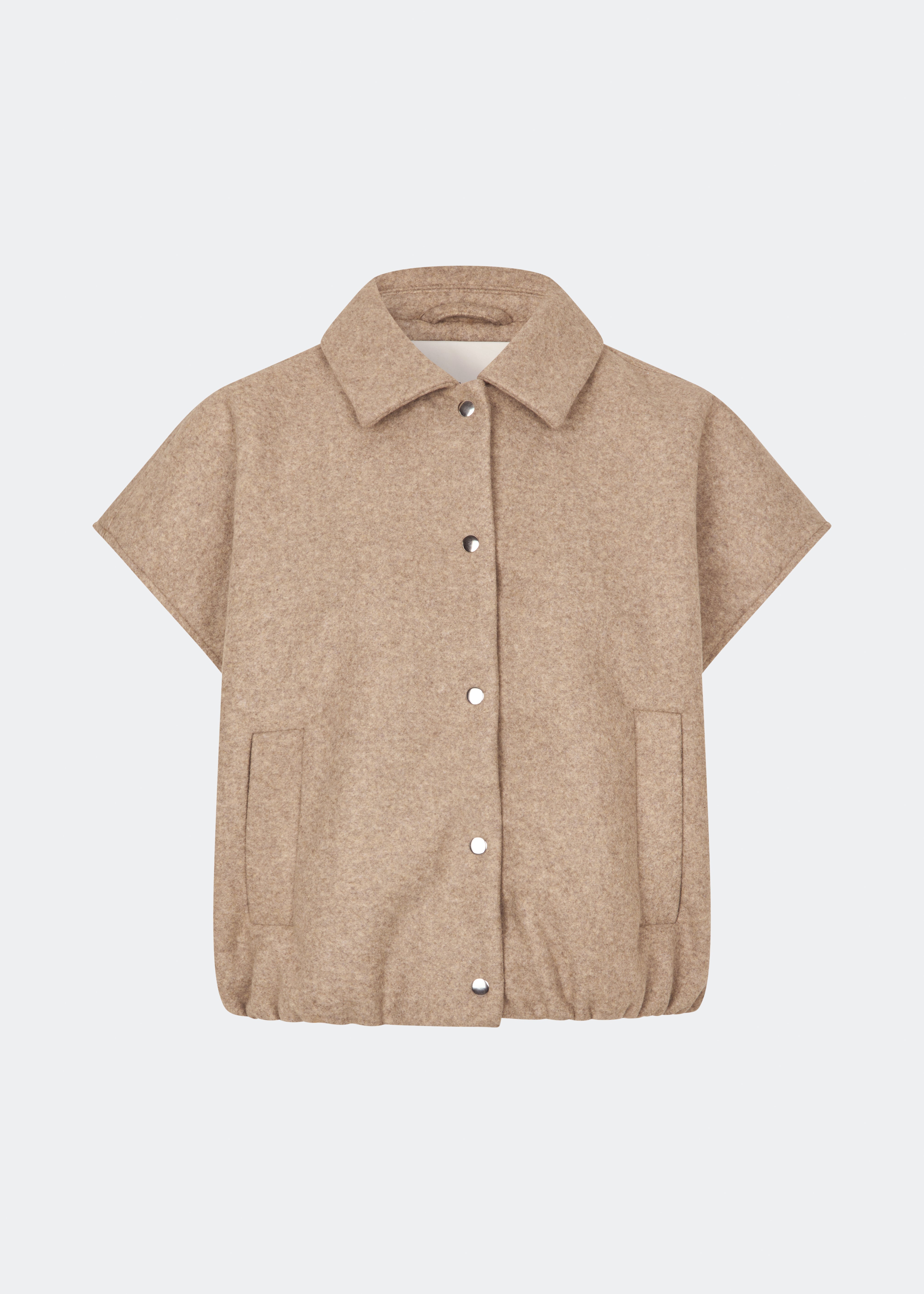 Short vest with a modern, relaxed aesthetic. Cleamd vest features a boxy silhouette with short, wide sleeves, a classic collar, and snap button closure at the front. Discreet front pockets and an elasticated hem create a soft, rounded shape and a comfortable fit. Perfect for layering over knitwear, shirts, or dresses during the transitional seasons.