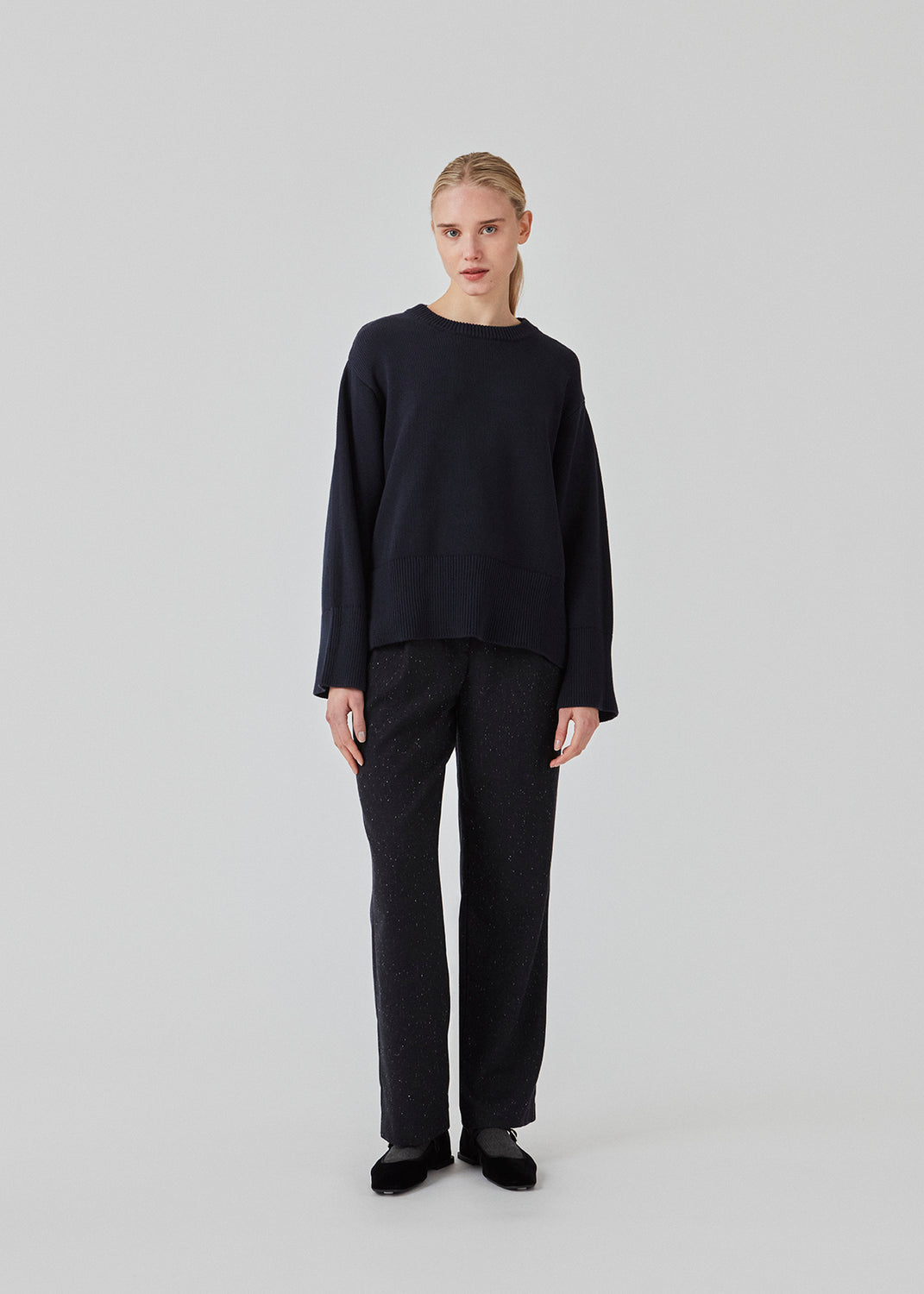 Fine-knitted oversize jumper knitted from cotton in navy. CorbinMD o-neck has ribbed round neckline, long wide sleeves, and wide ribbing at cuffs and hem.  The model is 177 cm and wears a size S/36.