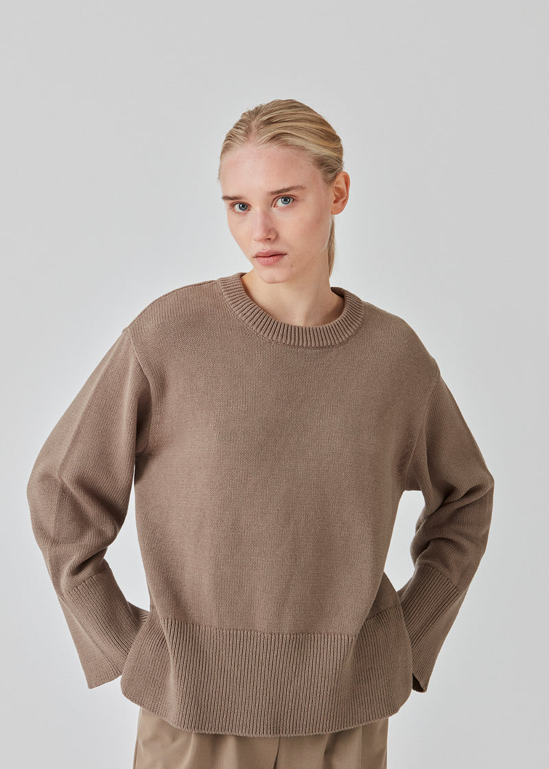 Fine-knitted oversize jumper knitted from cotton in the popular color: Spring Stone. CorbinMD o-neck has ribbed round neckline, long wide sleeves, and wide ribbing at cuffs and hem.  The model is 177 cm and wears a size S/36.