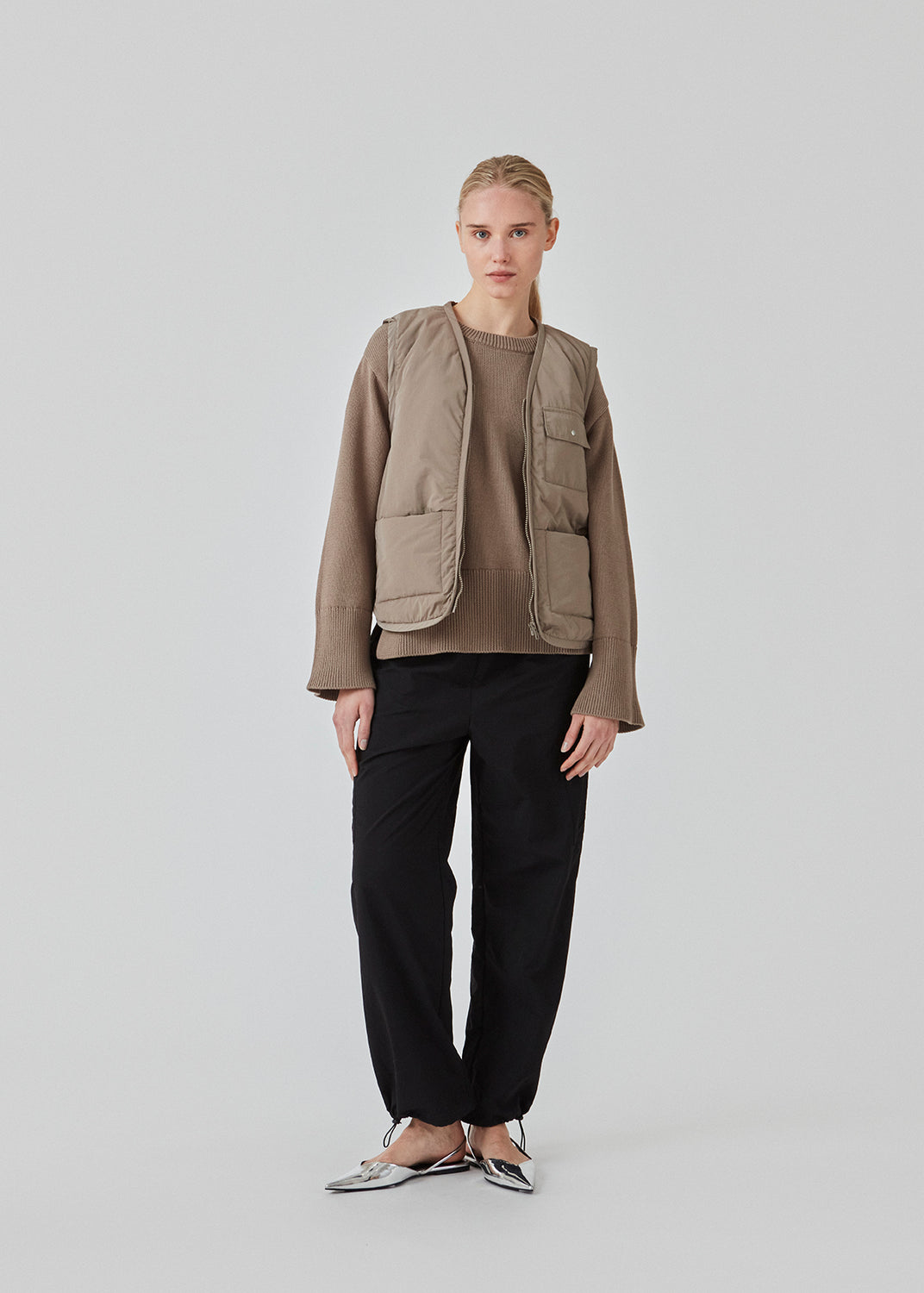 Fine-knitted oversize jumper knitted from cotton in the popular color: Spring Stone. CorbinMD o-neck has ribbed round neckline, long wide sleeves, and wide ribbing at cuffs and hem.  The model is 177 cm and wears a size S/36.