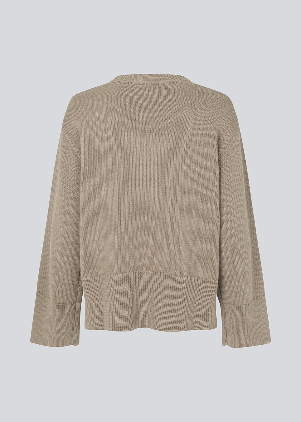 Fine-knitted oversize jumper knitted from cotton in the popular color: Spring Stone. CorbinMD o-neck has ribbed round neckline, long wide sleeves, and wide ribbing at cuffs and hem.  The model is 177 cm and wears a size S/36.