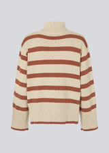 Fine-knitted oversized jumper in beige with stripes in the color: marple. Knitted from cotton. CorbinMD stripe t-neck has a ribbed rollneck, long wide sleeves, and wide ribbing at cuffs and hem. The model is 175 cm and wears a size S/36.