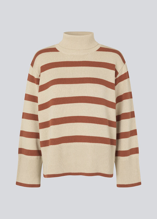 Fine-knitted oversized jumper in beige with stripes in the color: marple. Knitted from cotton. CorbinMD stripe t-neck has a ribbed rollneck, long wide sleeves, and wide ribbing at cuffs and hem. The model is 175 cm and wears a size S/36.