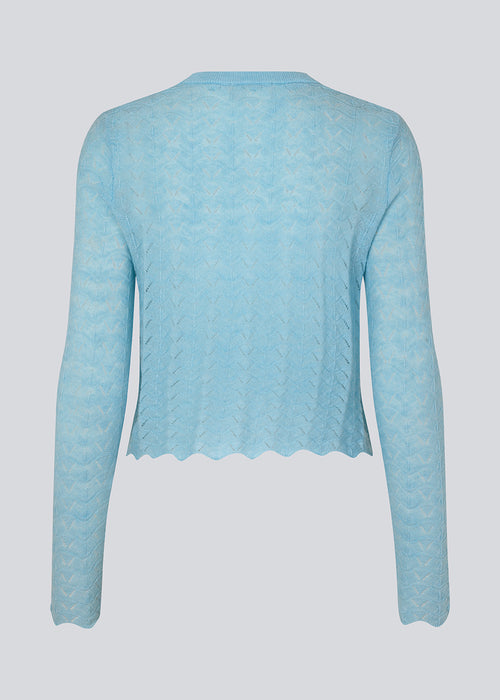 Knitted top in light blue with eyelet pattern in a light quality with wool. CordellMD short o-neck has a relaxed and cropped fit with long sleeves with wavy trims. The model is 175 cm and wears a size